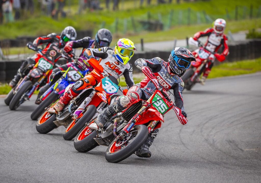 Pilote supermotard n°35 Redd Motul en tête d'un groupe en virage serré lors du Championnat de France Supermotard sur le circuit de Belmont, reportage moto par Frantz Meyers photographe sportif à Castres.