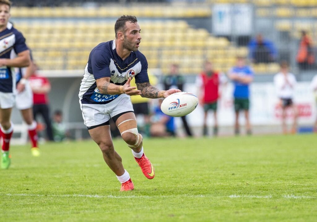 Joueur de l'équipe de France en train de passer le ballon FFR XIII lors du match France-Irlande de rugby à XIII au stade d'Albi, reportage rugby par Frantz Meyers photographe sportif à Castres.