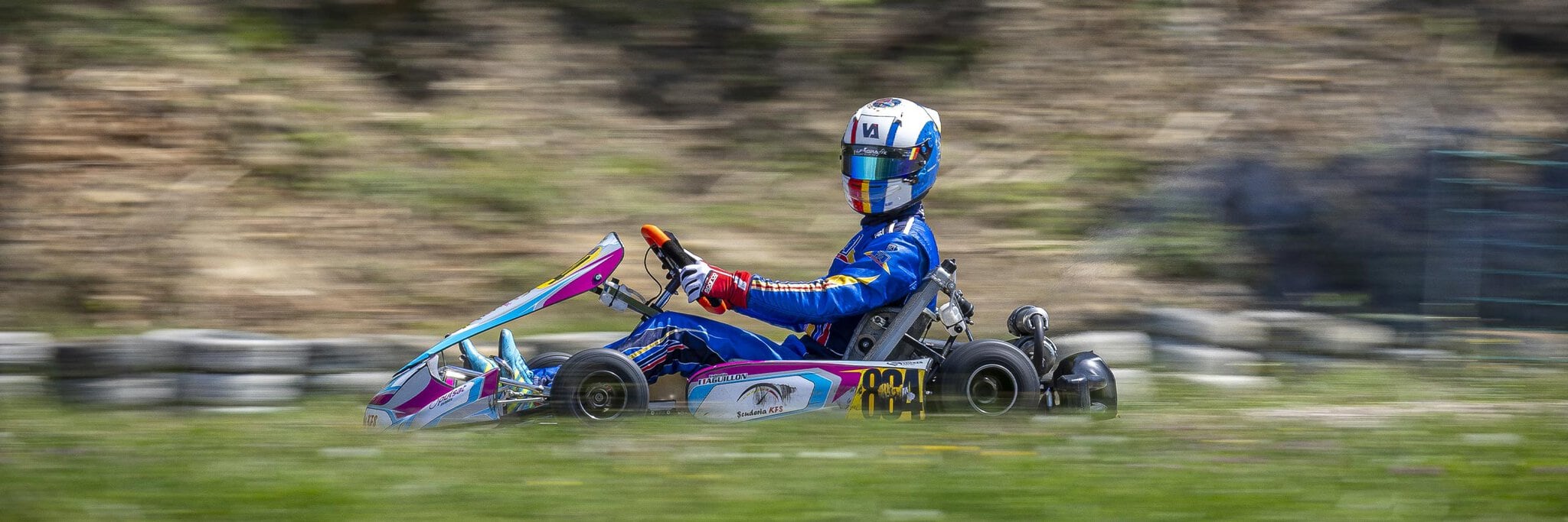 Pilote karting n°881 Scuderia KFS en pleine vitesse sur le circuit d'Alès, effet filé, reportage karting par Frantz Meyers photographe sportif à Castres.