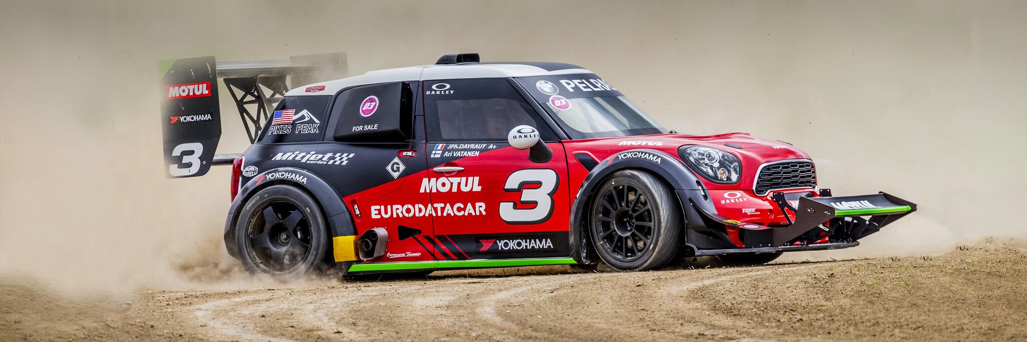 Mini Pikes Peak n°3 Motul Eurodatacar Yokohama d'Ari Vatanen pilotée par JP Dayraut en dérapage sur terre lors du Motorsport Festival d'Albi, reportage motorsport par Frantz Meyers photographe sportif à Castres.