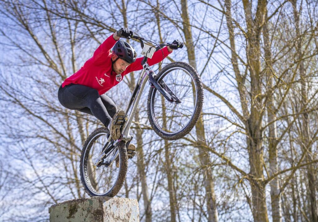 Nicolas Valle en équilibre sur un bloc de béton en BMX trial lors de la compétition DICOSA à Saïx dans le Tarn, reportage BMX trial par Frantz Meyers photographe sportif à Castres.