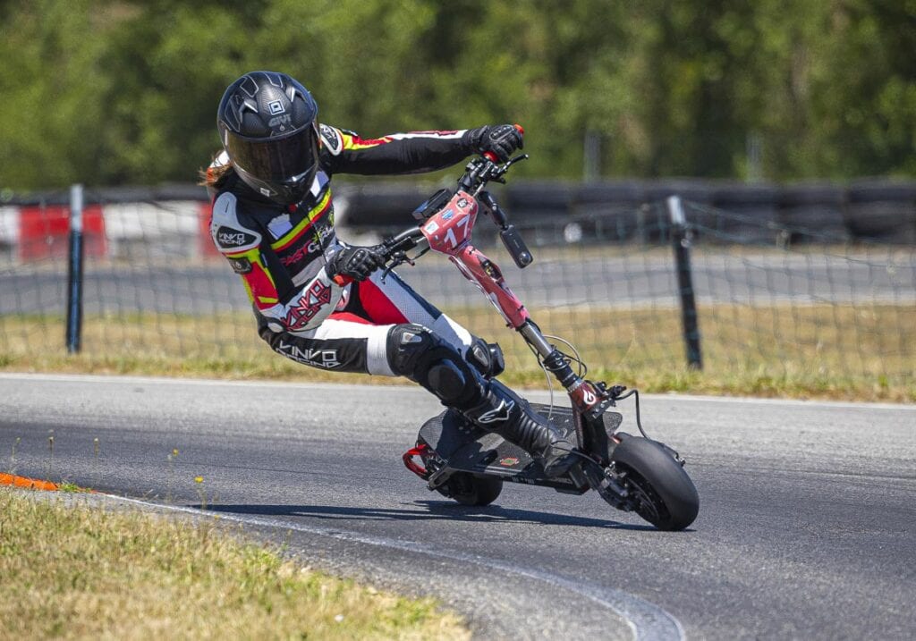 Pilote E'Trott Racing n°17 Kinvo Racing en virage extrême sur trottinette électrique de course sur le circuit de Muret, reportage E'Trott par Frantz Meyers photographe sportif à Castres.