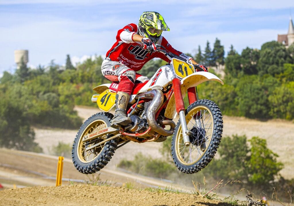 Pilote motocross vintage n°41 sur Yamaha en saut lors de la compétition de Lacroisille dans le Tarn reportage moto par Frantz Meyers photographe sportif à Castres.