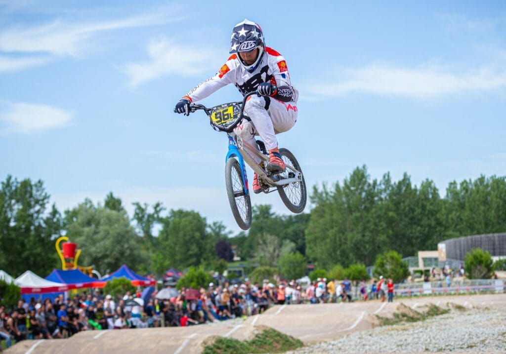 Pilote BMX race n°961 en saut lors de la compétition DICOSA sur le circuit de Saïx dans le Tarn, reportage BMX par Frantz Meyers photographe sportif à Castres.