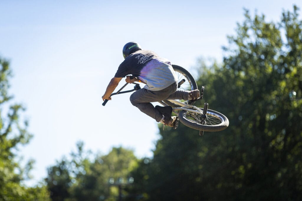 Rider BMX en figure tailwhip lors du Festiride à Lacrouzette dans le Tarn, reportage BMX freestyle par Frantz Meyers photographe sportif à Castres.