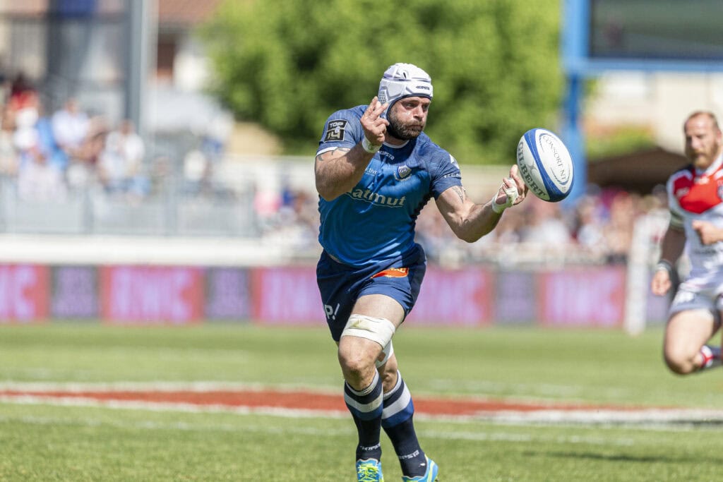 Rodrigo Capo Ortega effectue une passe lors d'un match de Top 14 du Castres Olympique, reportage rugby par Frantz Meyers photographe sportif à Castres