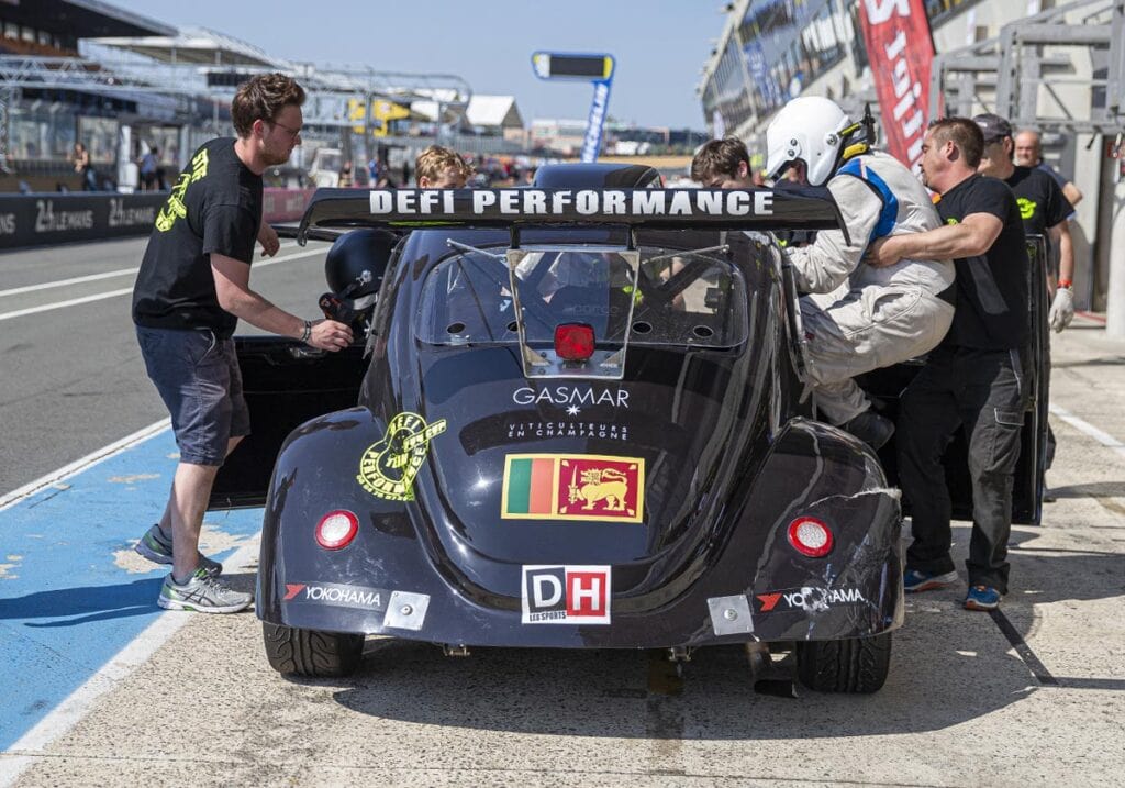 L'équipe Défi Performance effectue un relais pilote dans les stands lors de la FunCup sur le circuit du Mans, reportage endurance automobile par Frantz Meyers photographe sportif à Castres.