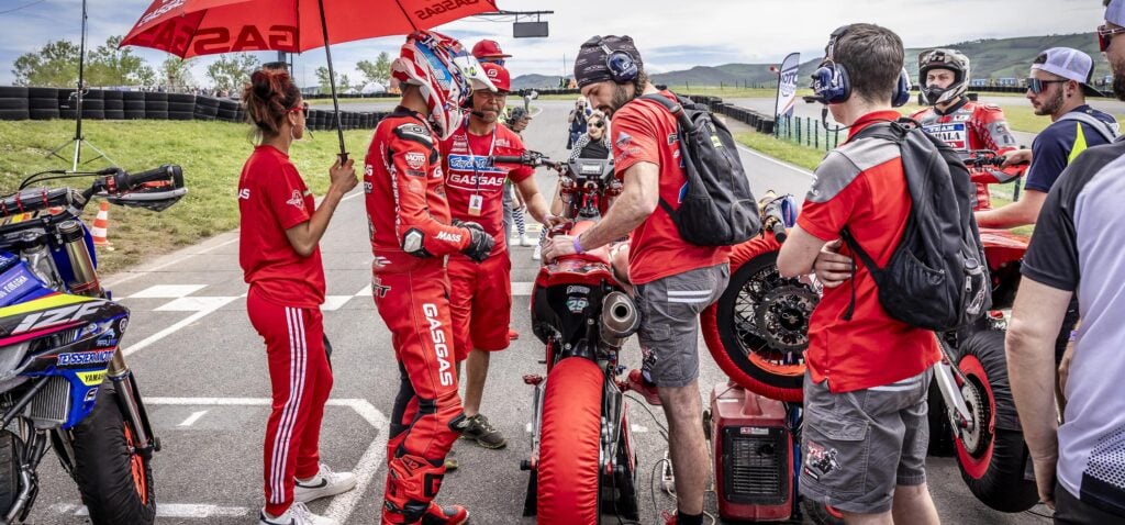 Équipe GasGas en prégrille avant la course, préparation de la moto n°29. Championnat de France Supermotard circuit de Belmont reportage moto par Frantz Meyers photographe sportif