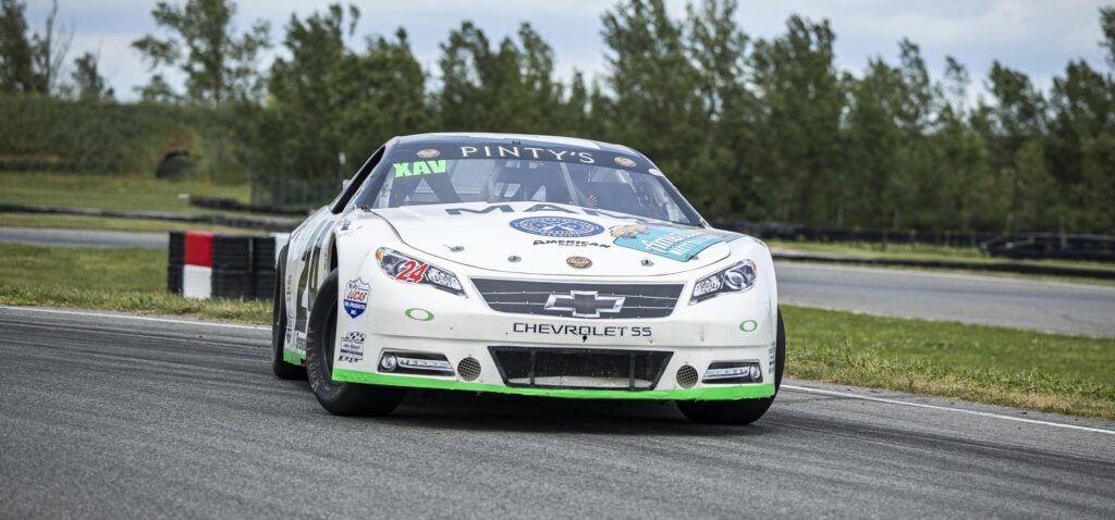 Voiture NASCAR Chevrolet SS n°24 de Xav Ridenroll en action sur le circuit de Muret — reportage photographique motorsport par Frantz Meyers
