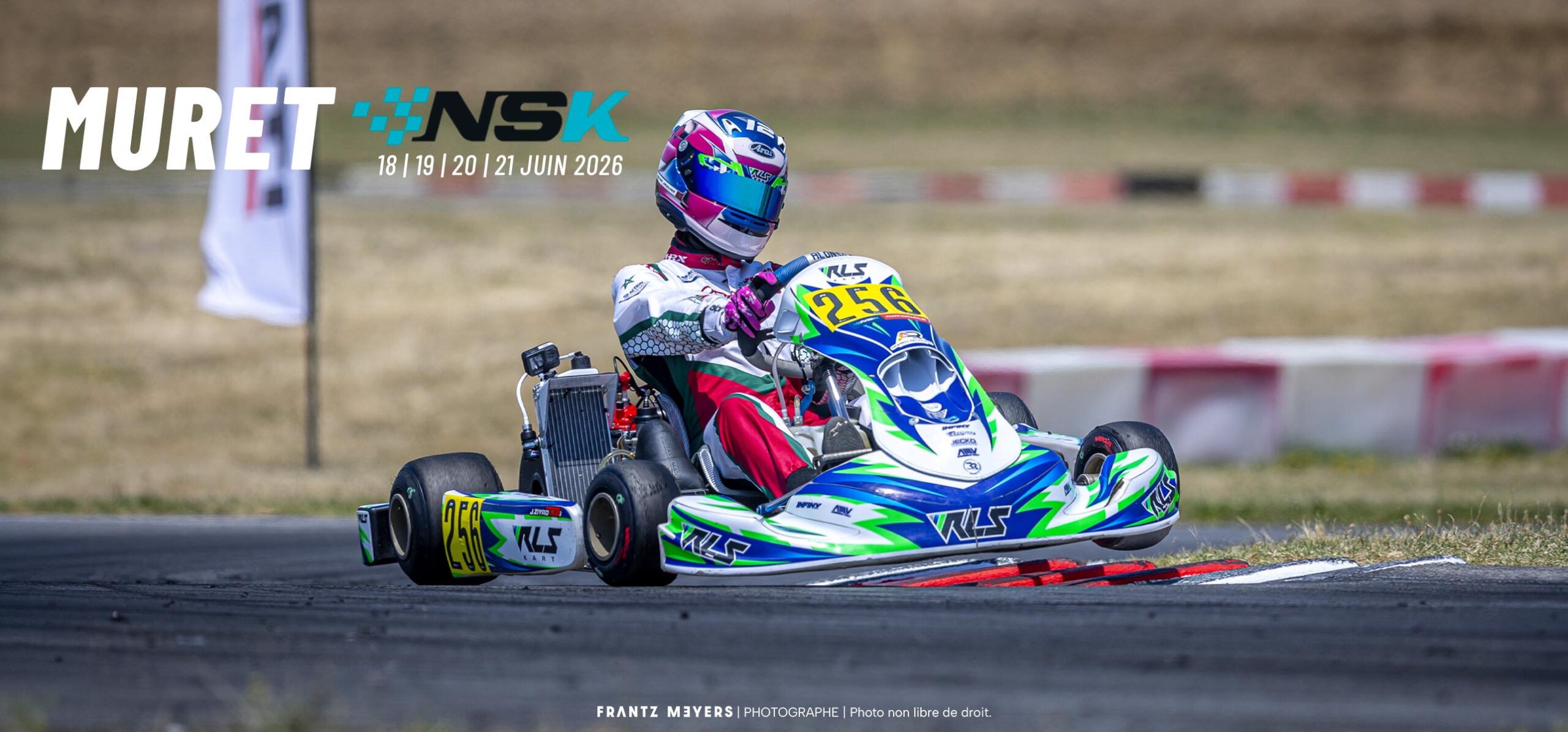 Pilote de karting numéro 256 sur kart RLS blanc, bleu et vert en plein virage lors de la NSK (Nationale de Series Karting), circuit de Muret, photo de Frantz Meyers.